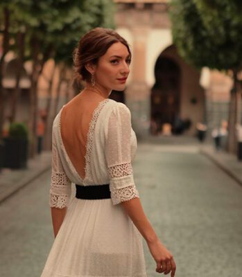 An elegant woman, proud of her breasts, walking through the city of Córdoba
