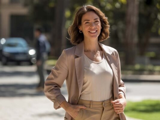 mujer con pechos operados naturales