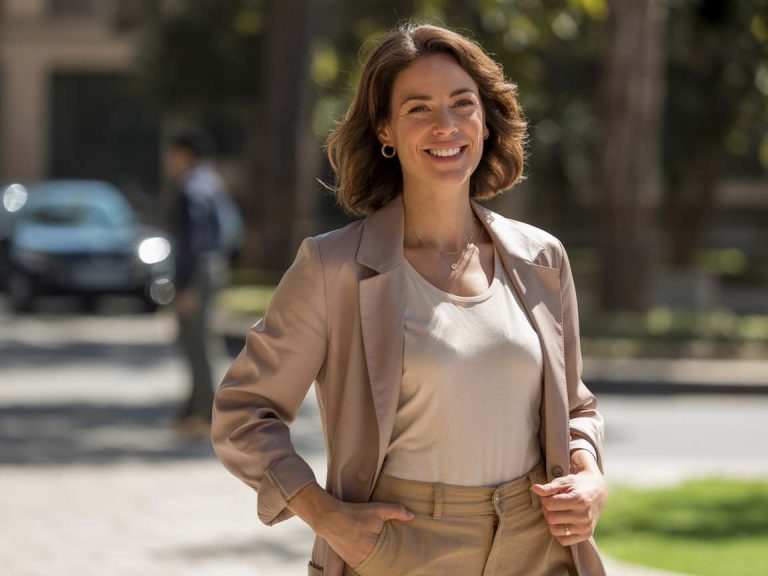 mujer con pechos operados naturales
