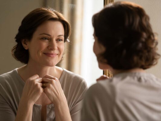 la mujer quiere saber si tiene mamas tuberosas